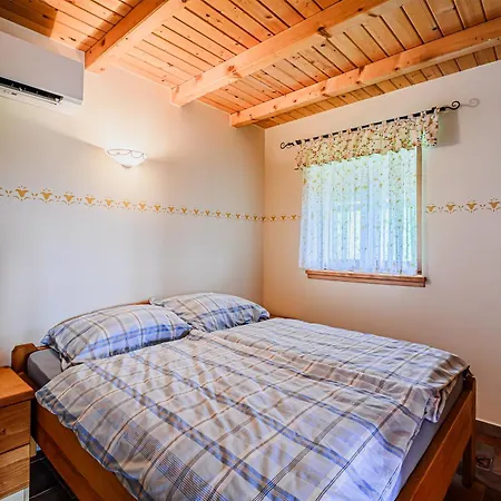 Marta With 4 Bedrooms Raka