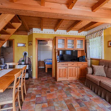 Marta With 4 Bedrooms Holiday home Raka