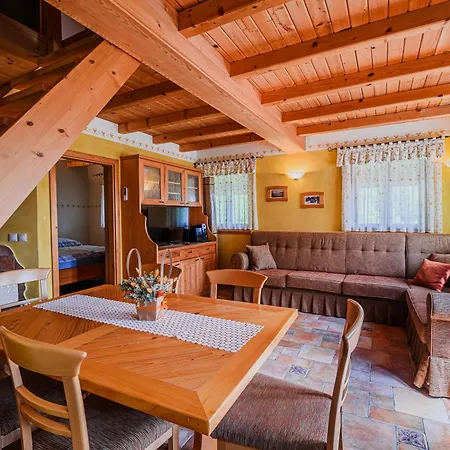 Marta With 4 Bedrooms Holiday home Raka