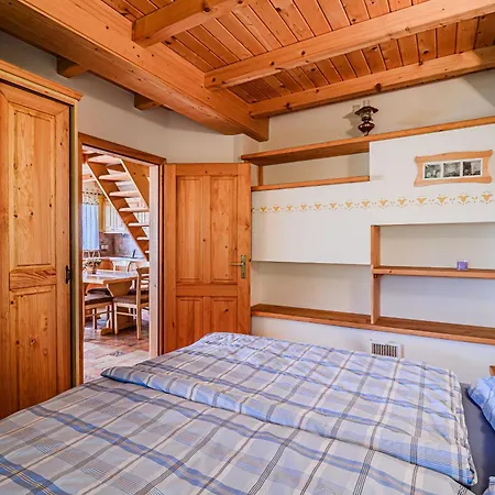 Marta With 4 Bedrooms Holiday home Raka
